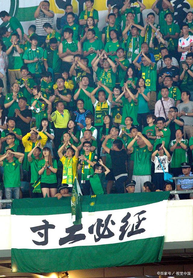 杜兰特遭包夹分球 芬尼·史密斯三分得手